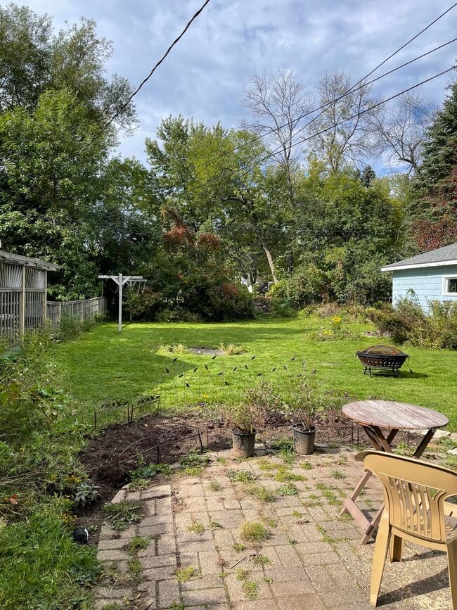 Building Photo - AVAILABLE JUNE - Beautiful 2 Bed 1 Bath Woodland Home