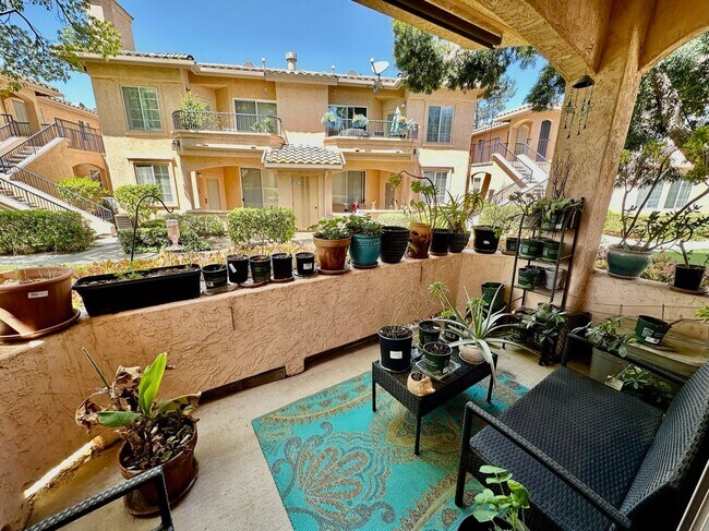 Building Photo - Spacious 2BD Condo with a garage!