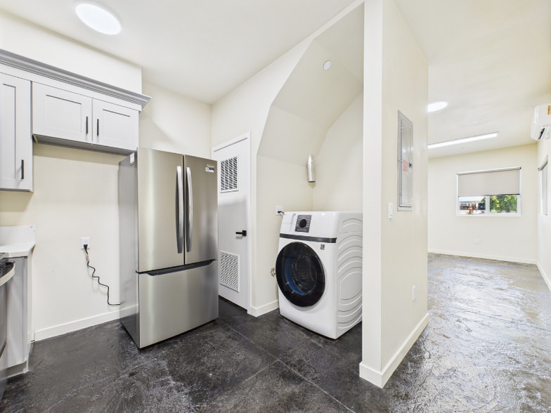 Building Photo - 8453 Langdon Ave