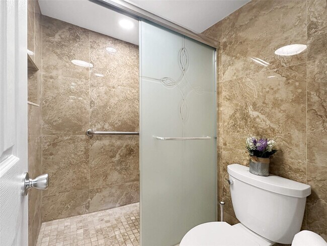 Building Photo - 3505 Oaks Way