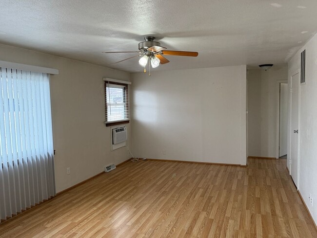 Building Photo - ~Applications Pending~ 2 bedroom, 1 bath Home for Rent