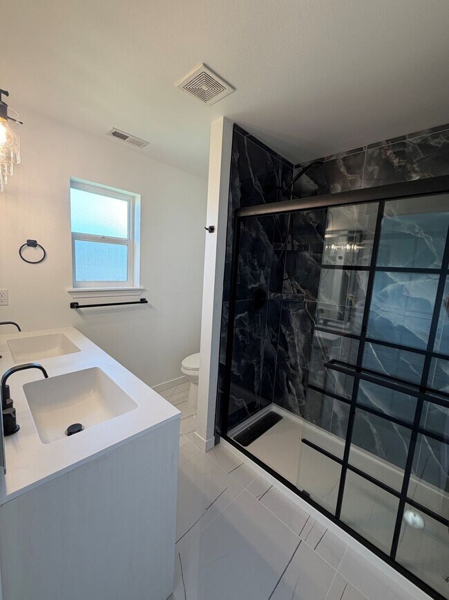 Building Photo - Newly remodeled 4 bedrrom 2.5 bathroom