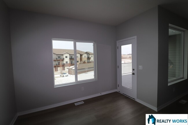 Building Photo - Charming 4-Bed 2.5-Bath Townhome