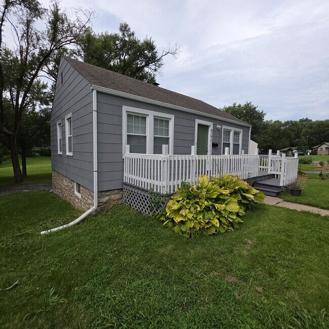 Building Photo - Cozy 3 bedrooms and 1 bath home located on Brooklane St in Raytown, MO.