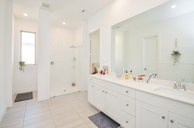 Building Photo - 4827 Avon Ridge Way