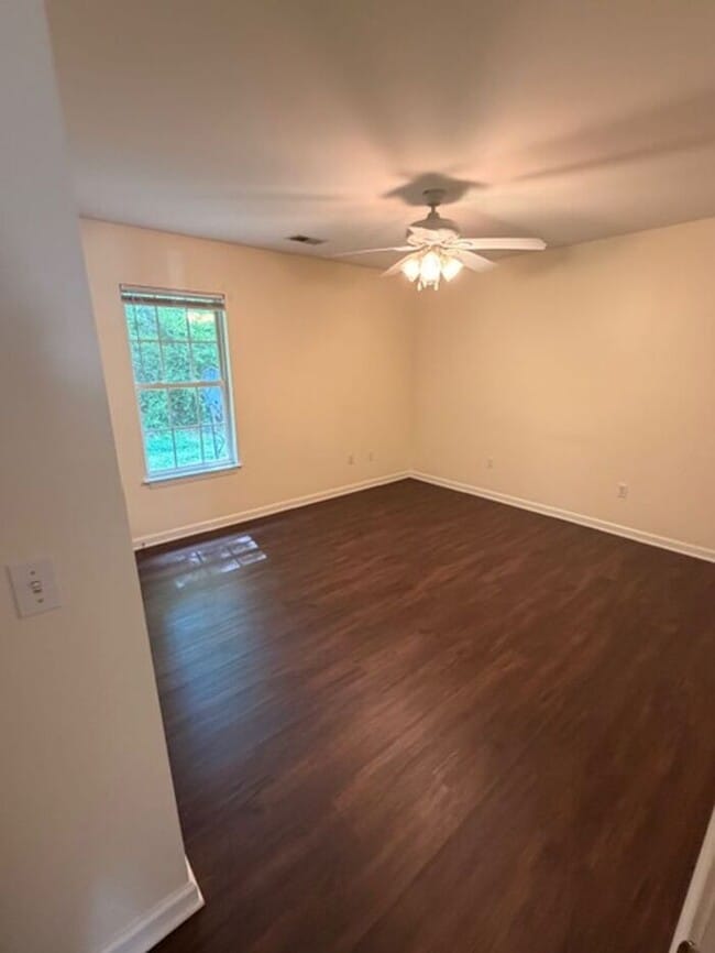 Building Photo - Beautiful and spacious! Ready for move in!