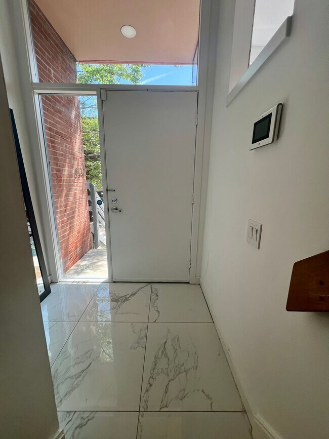 Building Photo - Luxurious 3-Bedroom Townhome in Fairmount!...