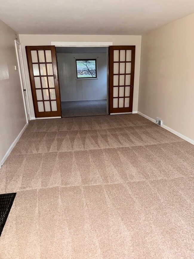 Building Photo - Spacious 3BD/1BA Single Family Home