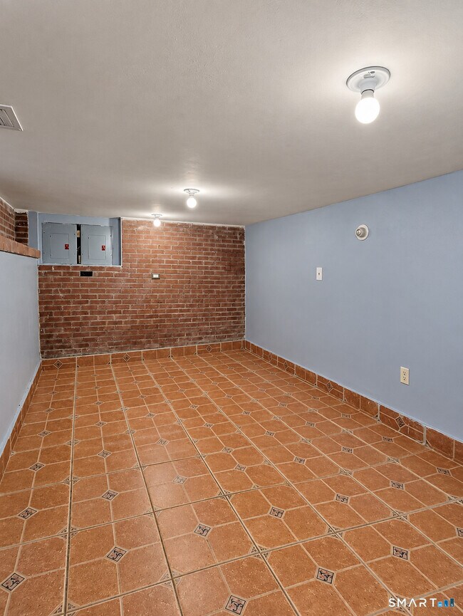 Building Photo - 129 Wall St