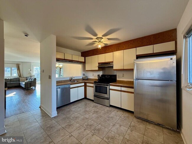 Building Photo - 28 Servan Ct