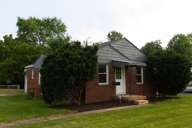 Building Photo - 2 Bed 1 Bath Home located in Warren Township
