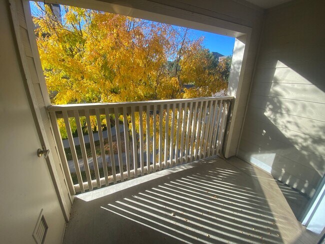 Building Photo - Nice 2 bedroom Condo right on the border o...