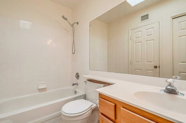 Building Photo - Charming 3 Bedroom 2 & 1/2 Bath Sante Fe H...