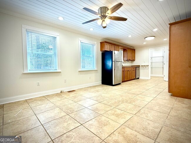 Building Photo - 305 Hillside Dr