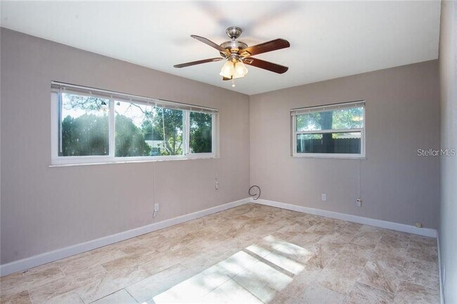Building Photo - 2074 Greenbriar Blvd