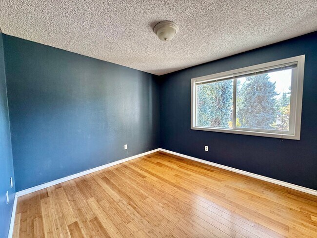 Building Photo - Mini Mansion in Salmon creek in mature nei...