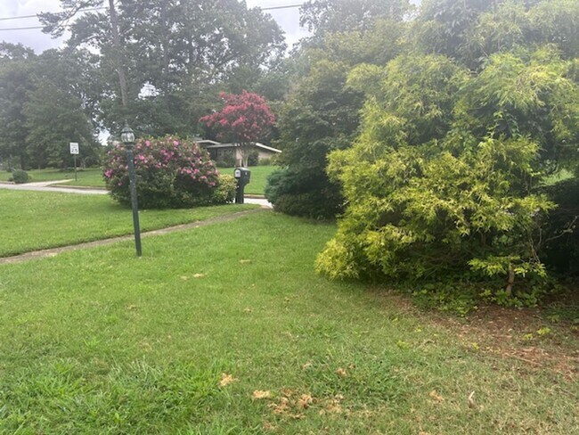 Building Photo - 10 Bevlyn Dr