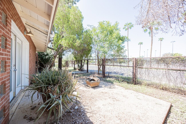 Building Photo - 351 E Encanto Dr