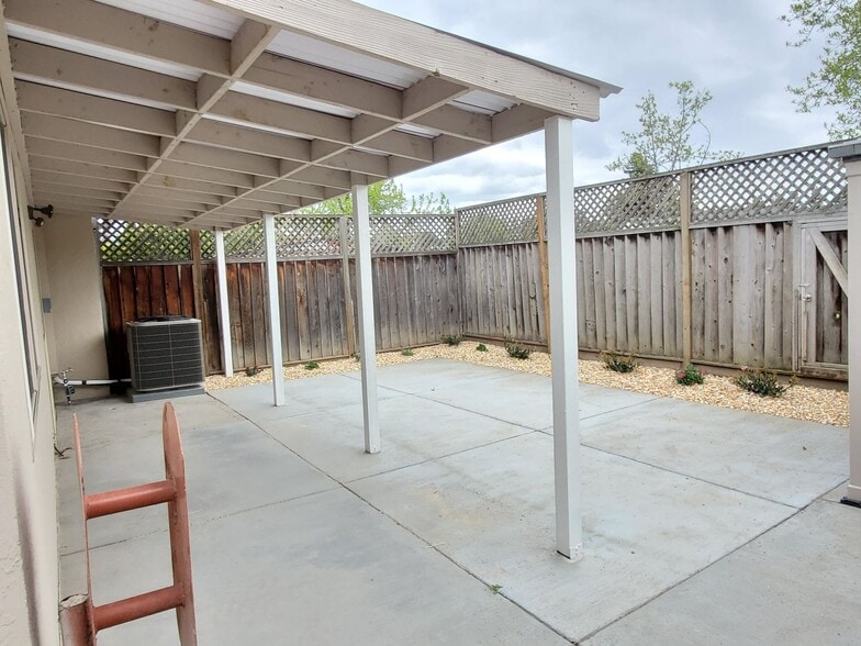 Building Photo - 156 Lonetree Ct