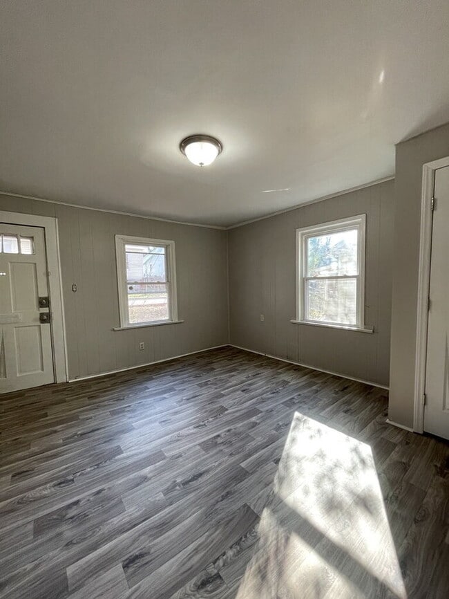 Building Photo - 419 Douglas St