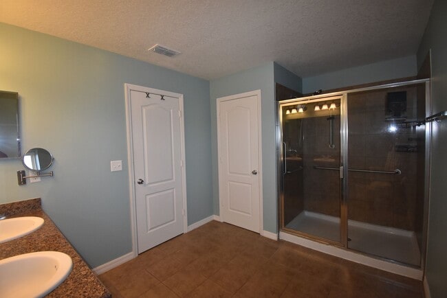 Building Photo - 4 Bed/3.5 Bath, Pool and Waterfront home, ...