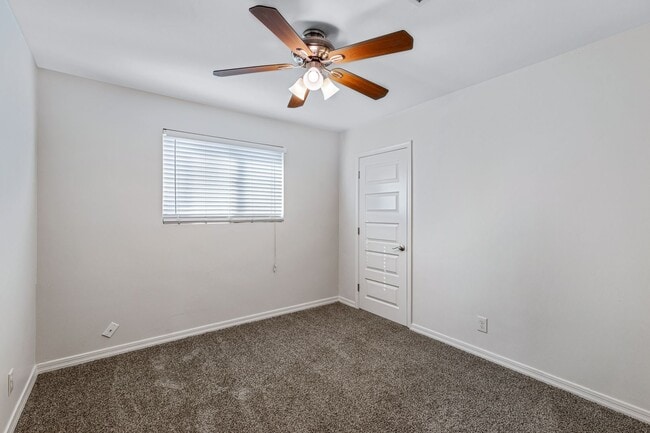 Building Photo - Spacious & Stylish 4/2 – Just  2 Miles fro...