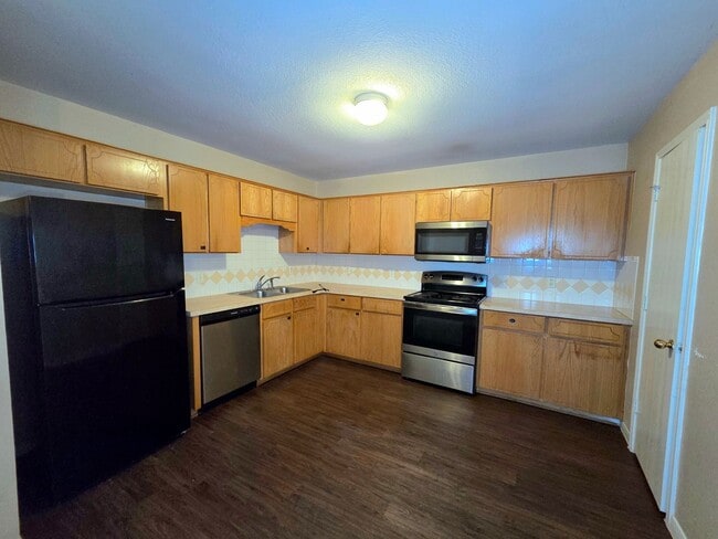 Building Photo - AVAILABLE NOW!!