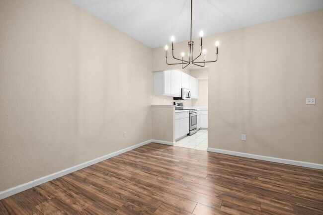 Building Photo - Beautiful single level condo, lower level ...