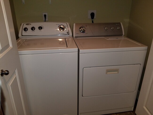 Building Photo - Make this house your home!