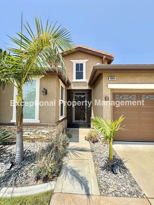 Building Photo - Beautiful 3 bedroom 3 bathroom single stor...