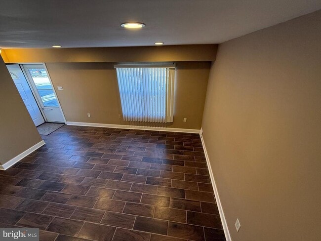 Building Photo - 131 Chelsea Cir