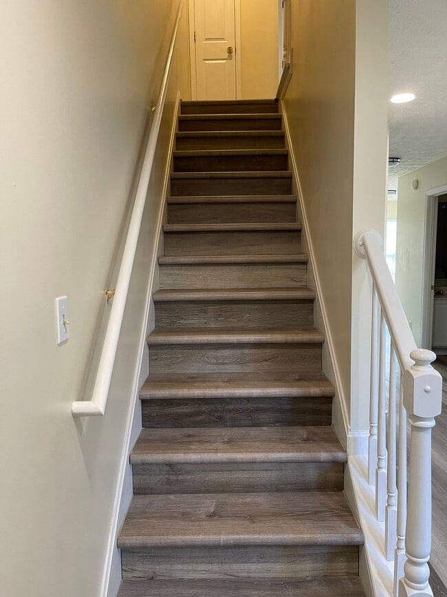 Building Photo - Beautiful Townhouse! All Electric, Washer/...