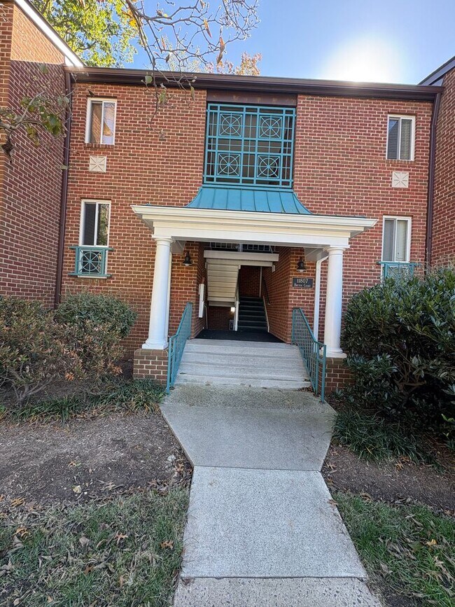 Building Photo - Bright And Cozy 2 Bed 1 Bath Condo With Pa...