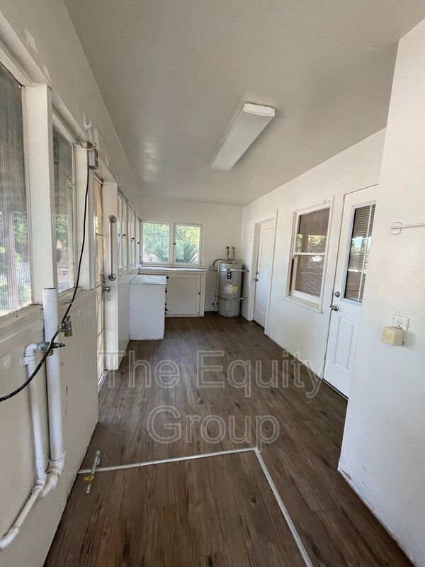 Building Photo - 939 Chinowth St