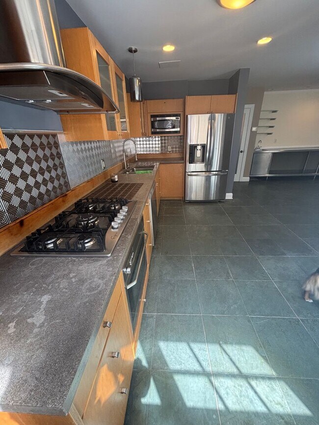 Building Photo - 2 Bedroom 2.5 Bathroom in The Charleston P...