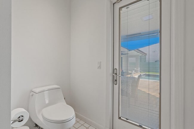 Building Photo - 3080 NE 43rd St