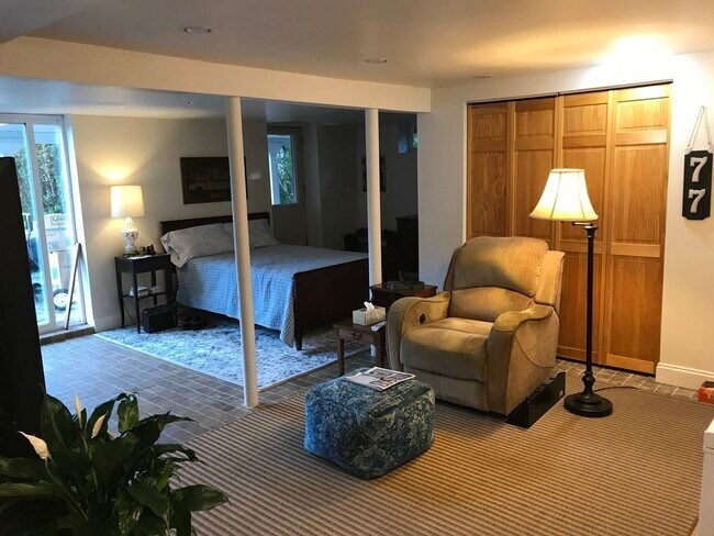 Building Photo - 479 Crafts St