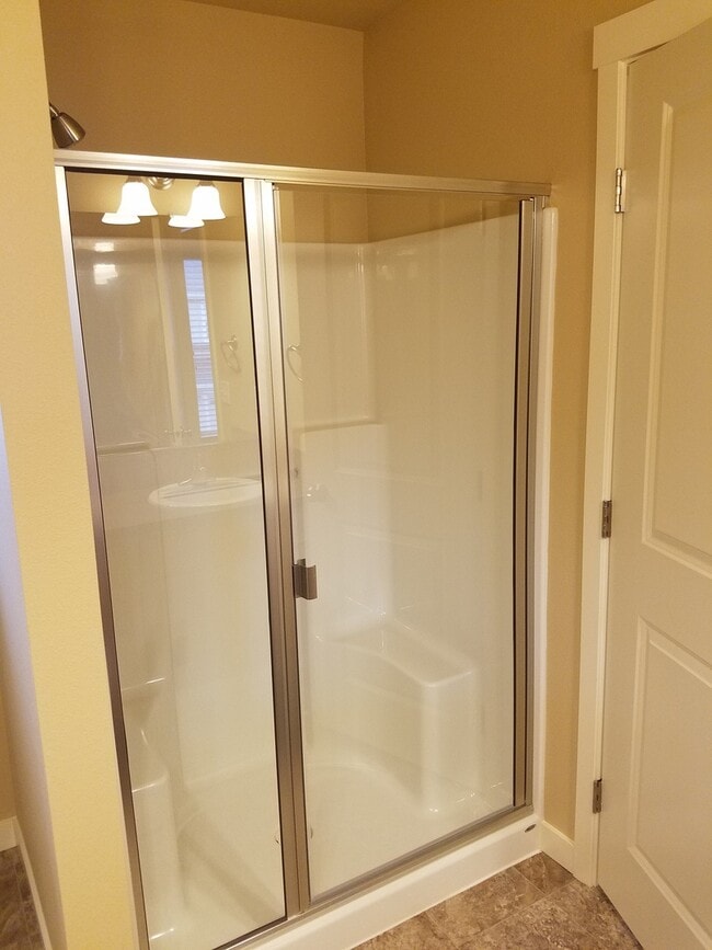 Building Photo - Beautiful Townhome in perfect location, only minutes from I-5