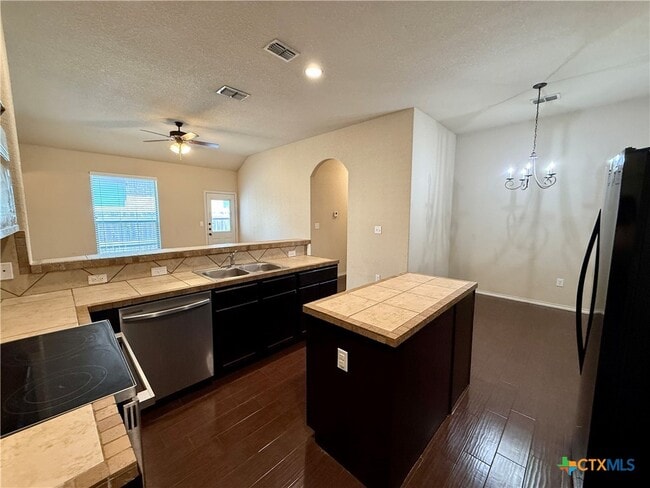 Building Photo - 685 Creekside Cir