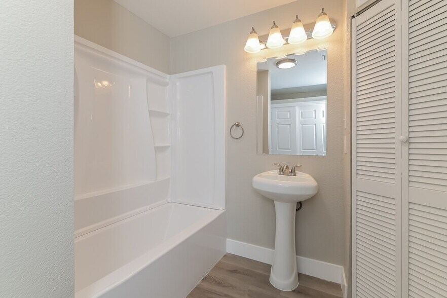 Building Photo - 7700 Blackbird Ave