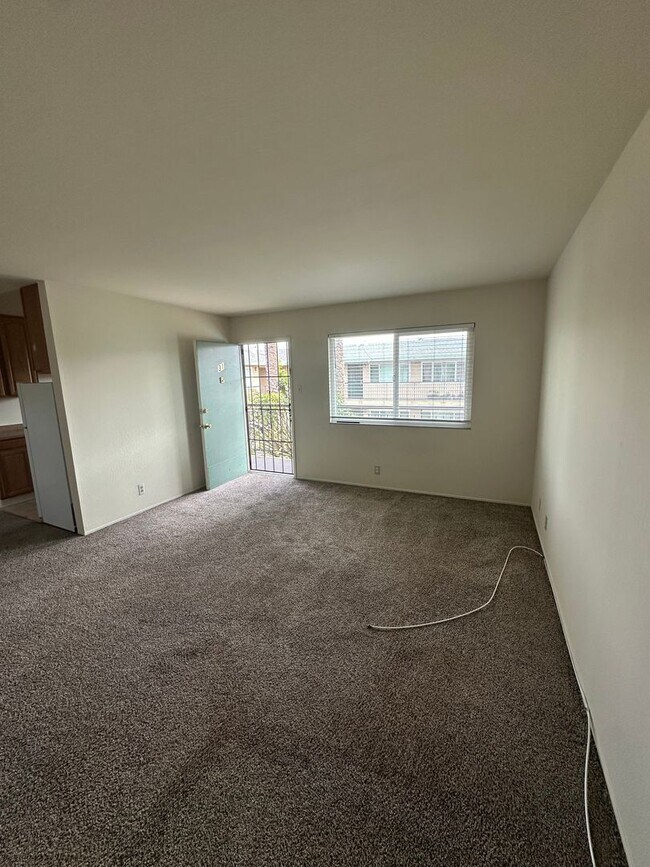 Building Photo - 1 bedroom apartment with off street parking