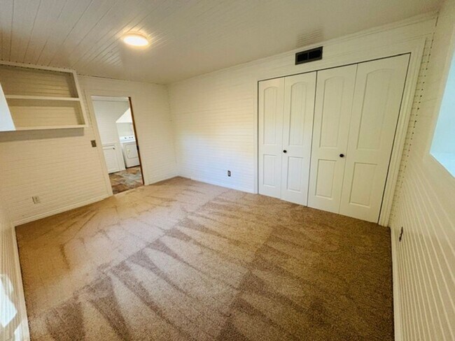 Building Photo - 700 E Edna St