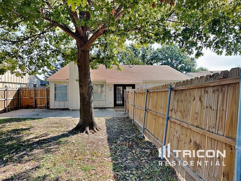 Building Photo - 2417 Highmont Dr