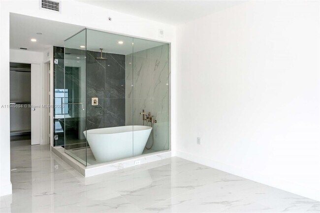 Building Photo - 700 NE 24th St