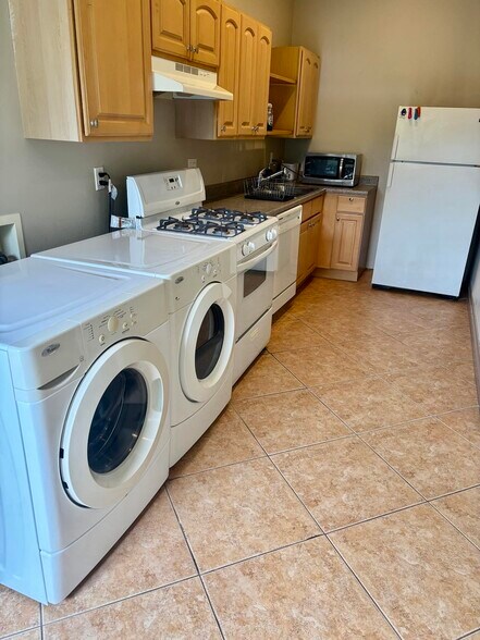 Building Photo - 5849 White Oak Ave