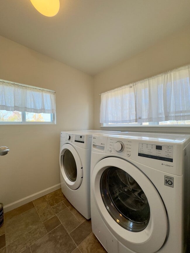 Building Photo - Charming 5 Bedroom/2 Bathroom Home with Large Backyard in Essex, MD!