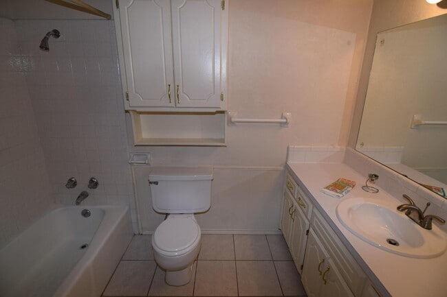 Building Photo - PETS NEGOTIABLE WITH HOMEOWNER APPROVAL!!