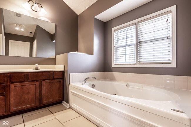 Building Photo - 8102 Fairway Dr