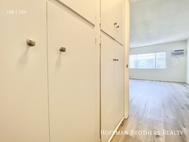 Building Photo - 634 N St Andrews Pl