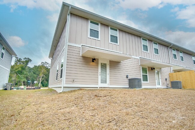 Building Photo - New construction townhome in NE Pensacola!